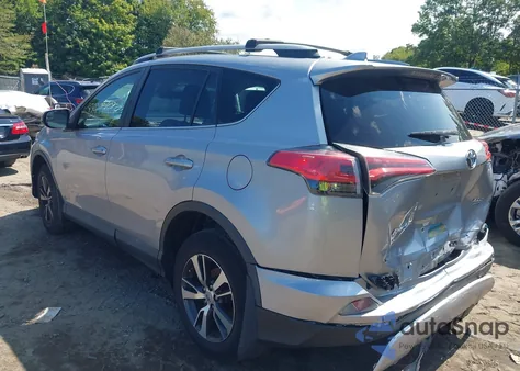 2017 Toyota Rav4 Xle z USA, uszkodzony, nr VIN 2T3RFREV2HW641527